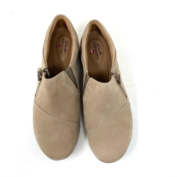 CLARKS APPLEY ZIP LOAFER IN SAND NUBUCK WIDE - Picture 4 of 8